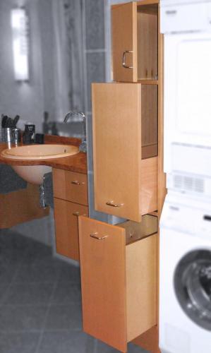 Badfunktionsschrank mit integrierter, ausziehbarer Wäschebox