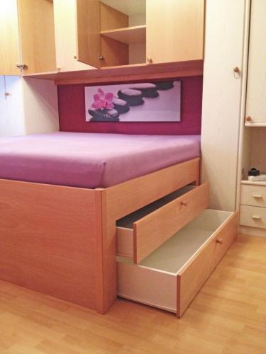 Doppelbett mit Überbau und integrierten Schubladen